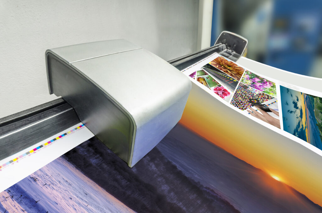 Ofsetový tiskový stroj s měřicím zařízením pro optimální korekci barev a vyhodnocení tisku