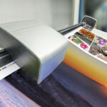Offsetpainokone, jossa on mittauslaite optimaalista värinkorjausta ja tulostuksen arviointia varten