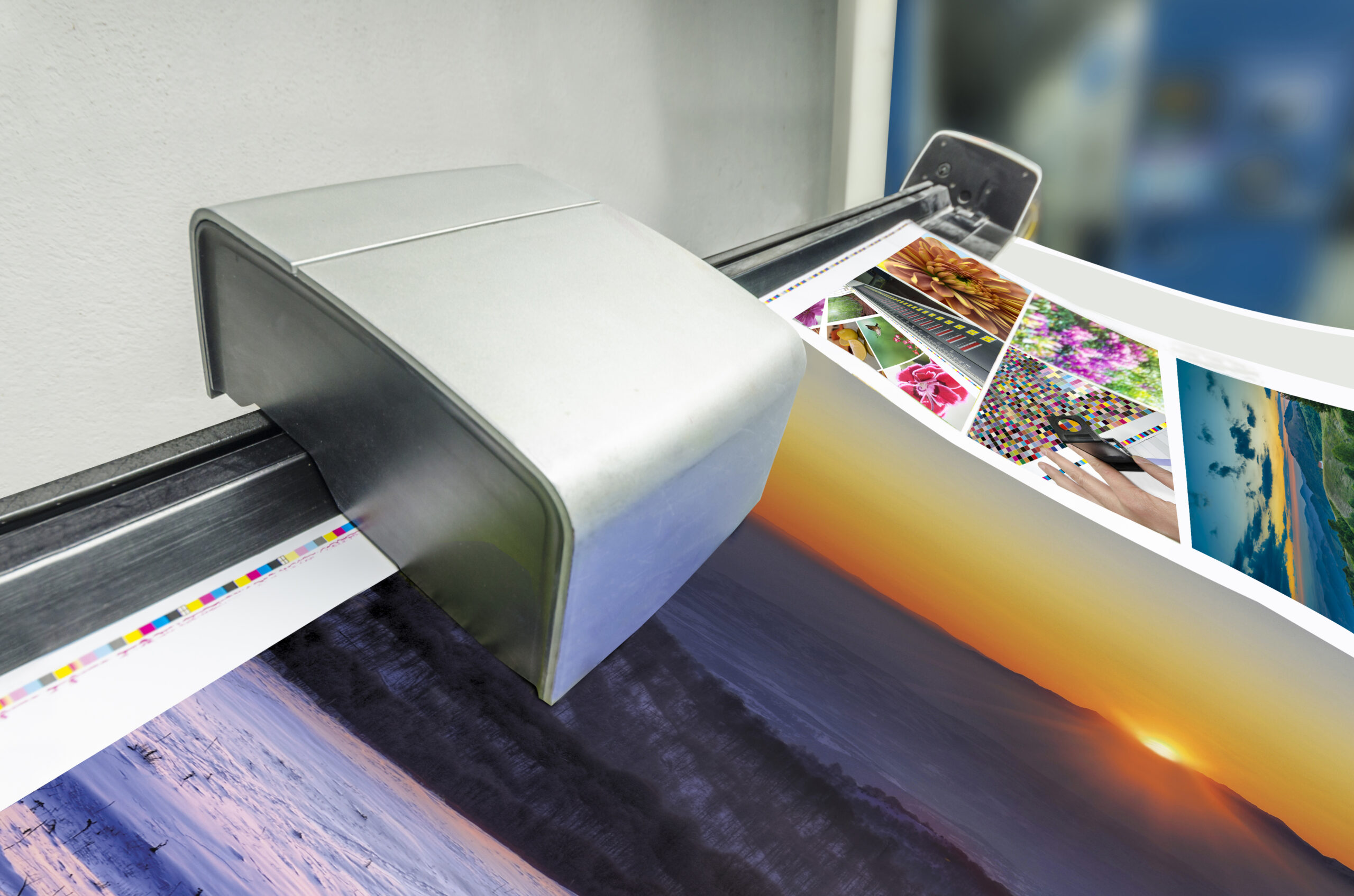 胶版印刷机配有测量装置，可进行最佳色彩校正和印刷评估